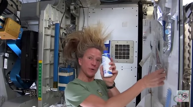 Begini Caranya astronot keramas di luar angkasa