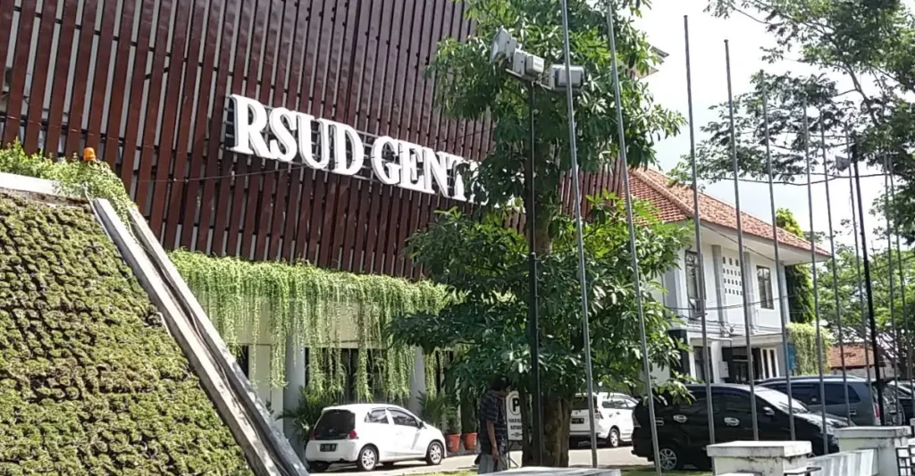 RSUD Genteng menerapkan dua sesi waktu kunjungan pasien setiap harinya, baik pada hari kerja maupun akhir pekan, dengan sedikit penyesuaian jadwal pada hari libur. Pembagian jam besuk ini dirancang untuk memberikan kesempatan bagi keluarga dan kerabat yang ingin berkunjung, sekaligus menjaga ketenangan serta efektivitas masa pemulihan pasien. Sesi Pagi (11.00 – 13.00 WIB): Waktu yang tepat bagi pengunjung yang berencana membesuk di sela-sela aktivitas siang. Sesi Sore (17.00 – 19.00 WIB): Sesi pilihan ideal untuk kunjungan seusai jam kerja atau beraktivitas harian. Disclaimer: Informasi ini disajikan sebagai rujukan umum dan dapat mengandung ketidaksesuaian atau perubahan sewaktu-waktu sesuai kebijakan manajemen RSUD Genteng serta kondisi darurat. Sangat disarankan untuk mengonfirmasi jadwal terbaru melalui kanal resmi atau layanan informasi rumah sakit sebelum berkunjung.