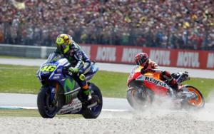 Ini dia cuplikan video motogp assen 2015 antara rossi dan marquez