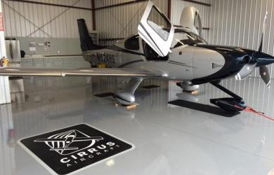 Cirrus SR 22 Pesawat Pribadi yang bisa mengeluarkan parasut saat terjadi kegagalan mesin