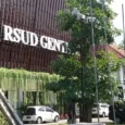 RSUD Genteng menerapkan dua sesi waktu kunjungan pasien setiap harinya, baik pada hari kerja maupun akhir pekan, dengan sedikit penyesuaian jadwal pada hari libur. Pembagian jam besuk ini dirancang untuk memberikan kesempatan bagi keluarga dan kerabat yang ingin berkunjung, sekaligus menjaga ketenangan serta efektivitas masa pemulihan pasien. Sesi Pagi (11.00 – 13.00 WIB): Waktu yang tepat bagi pengunjung yang berencana membesuk di sela-sela aktivitas siang. Sesi Sore (17.00 – 19.00 WIB): Sesi pilihan ideal untuk kunjungan seusai jam kerja atau beraktivitas harian. Disclaimer: Informasi ini disajikan sebagai rujukan umum dan dapat mengandung ketidaksesuaian atau perubahan sewaktu-waktu sesuai kebijakan manajemen RSUD Genteng serta kondisi darurat. Sangat disarankan untuk mengonfirmasi jadwal terbaru melalui kanal resmi atau layanan informasi rumah sakit sebelum berkunjung.
