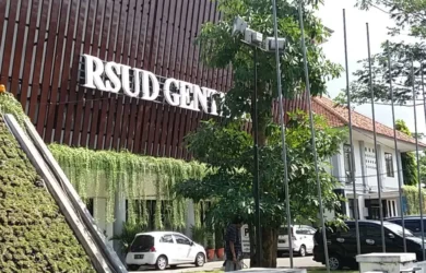 RSUD Genteng menerapkan dua sesi waktu kunjungan pasien setiap harinya, baik pada hari kerja maupun akhir pekan, dengan sedikit penyesuaian jadwal pada hari libur. Pembagian jam besuk ini dirancang untuk memberikan kesempatan bagi keluarga dan kerabat yang ingin berkunjung, sekaligus menjaga ketenangan serta efektivitas masa pemulihan pasien. Sesi Pagi (11.00 – 13.00 WIB): Waktu yang tepat bagi pengunjung yang berencana membesuk di sela-sela aktivitas siang. Sesi Sore (17.00 – 19.00 WIB): Sesi pilihan ideal untuk kunjungan seusai jam kerja atau beraktivitas harian. Disclaimer: Informasi ini disajikan sebagai rujukan umum dan dapat mengandung ketidaksesuaian atau perubahan sewaktu-waktu sesuai kebijakan manajemen RSUD Genteng serta kondisi darurat. Sangat disarankan untuk mengonfirmasi jadwal terbaru melalui kanal resmi atau layanan informasi rumah sakit sebelum berkunjung.
