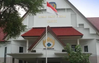 Untuk memastikan ketenangan seluruh pasien, RSUD Nganjuk menetapkan aturan jam besuk harian sebagai berikut: Pagi/Siang (11.00 - 13.00 WIB): Diperuntukkan bagi kerabat yang hendak membesuk di sela jam istirahat. Sore/Malam (17.00 - 19.00 WIB): Waktu fleksibel bagi pengunjung setelah menyelesaikan rutinitas harian. Catatan: Jadwal dapat mengalami sedikit penyesuaian pada hari libur nasional. Disclaimer: Data ini bersifat rujukan sementara dan berpotensi mengalami kekeliruan atau pembaruan. Pastikan untuk selalu mengecek jadwal paling gres melalui layanan pelanggan RSUD Nganjuk.
